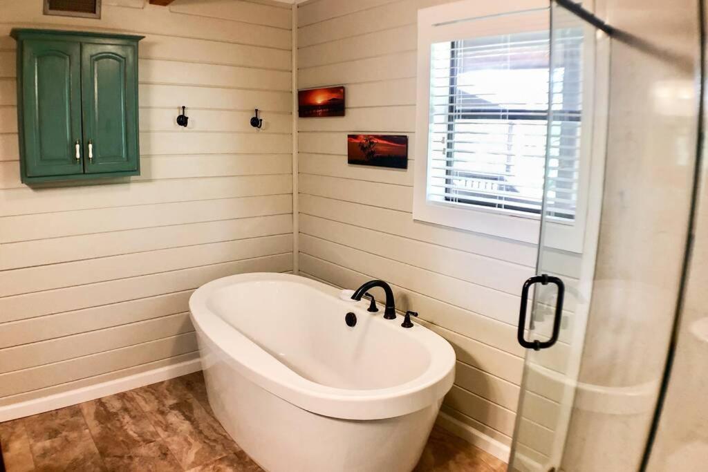 Experience Louisiana, On Bayou Petite Anse Holiday home *
